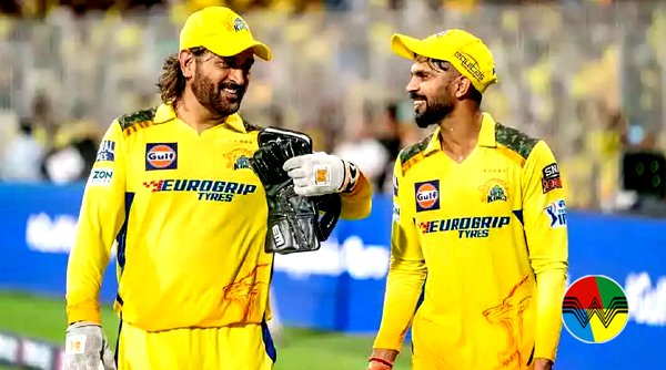 மஞ்சள் நிற சீருடை அணிந்த இரண்டு கிரிக்கெட் வீரர்கள் மைதானத்தில் பேசிக்கொண்டிருக்கின்றனர்
