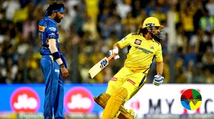 மஞ்சள் நிற சீருடையில் ஒரு வீரர் ஓட்டம் எடுக்க ஓடுகிறார், அருகில் நீல நிற சீருடை வீரர்